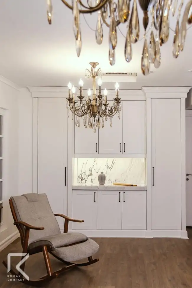 کابینت نئوکلاسیک قابدار سفید پورتلند __ روماک برنده جایزه برترین تولیدکننده کابینت در ایران