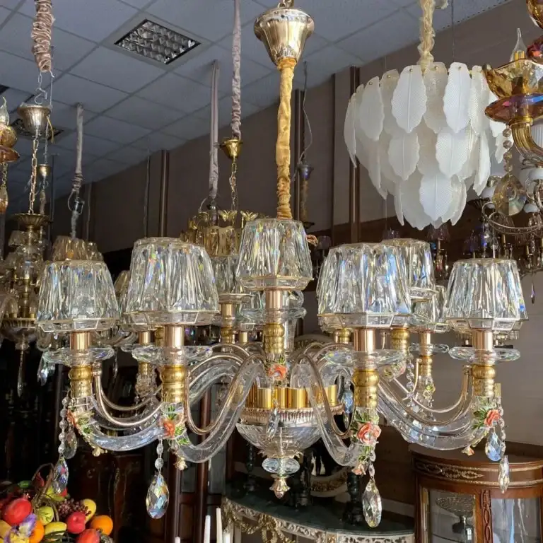 لوستر پذیرایی سفید و طلایی گل‌دار