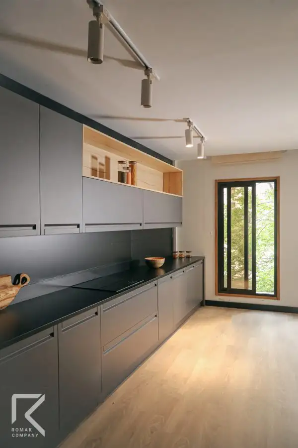 کابینت لاکچری طوسی شیشه ای میدلند __ روماک برنده جایزه برترین تولیدکننده کابینت در ایران