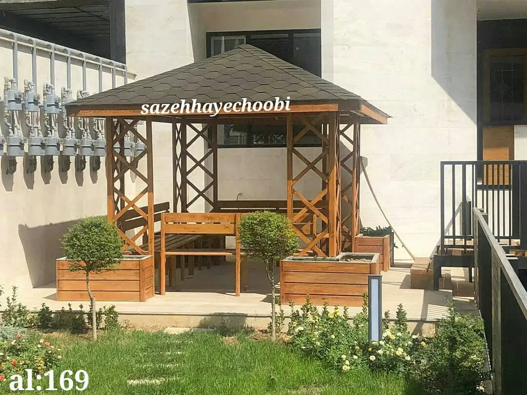 آلاچیق تمام چوب دارای گلدان چوبی