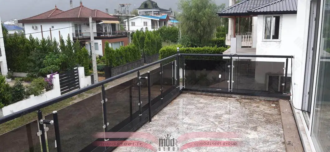 نرده شیشه ای و لوله استاتیک